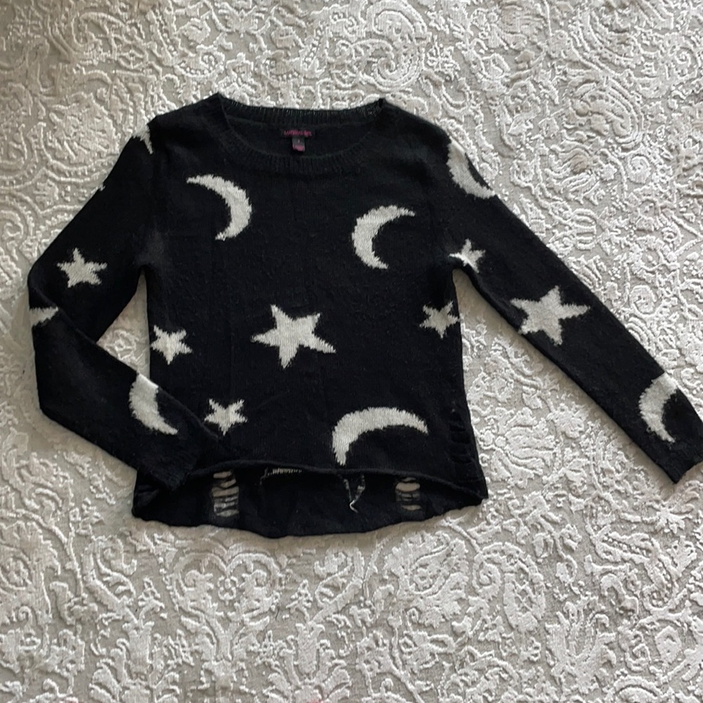 Distressed light sweater by Material Girl! Very Rock!♥️
